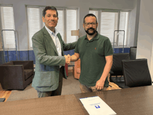 De izquierda a derecha: Paco Hevia, director Corporativo de Galletas Gullón, y Álvaro Retortillo, director general de la Fundación Santa María la Real