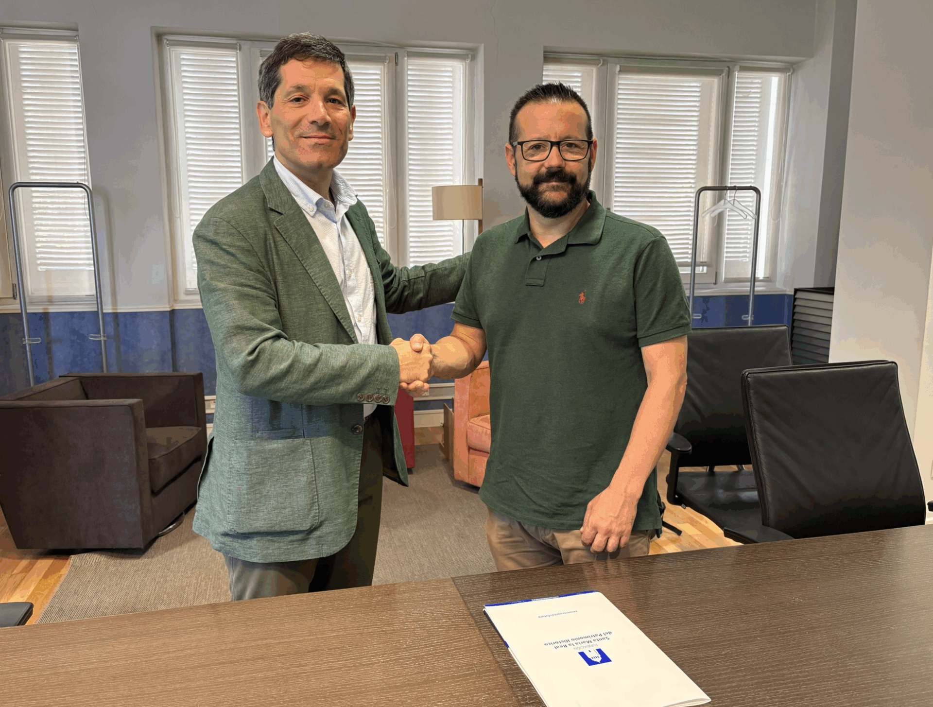 De izquierda a derecha: Paco Hevia, director Corporativo de Galletas Gullón, y Álvaro Retortillo, director general de la Fundación Santa María la Real