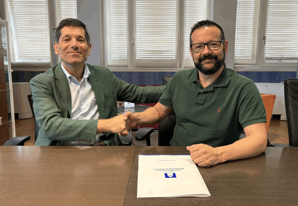 De izquierda a derecha: Paco Hevia, director Corporativo de Galletas Gullón, y Álvaro Retortillo, director general de la Fundación Santa María la Real