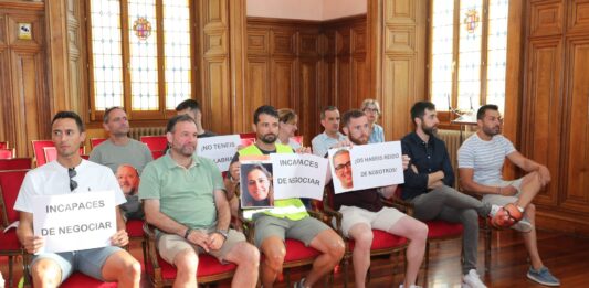 Policías locales de Palencia protestan durante el pleno de Ayuntamiento. Fotografía: Brágimo (ICAL)