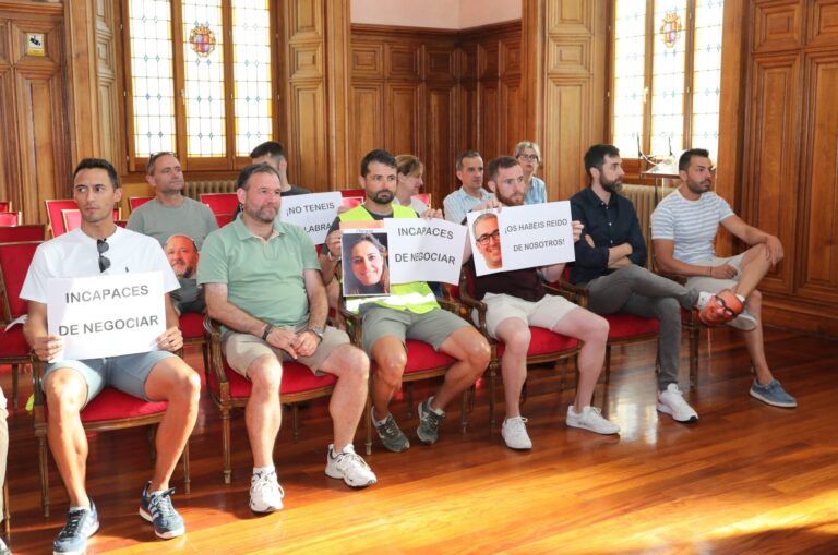 Policías locales de Palencia protestan durante el pleno de Ayuntamiento. Fotografía: Brágimo (ICAL)