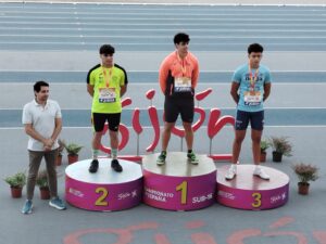 Samuel Gutiérrez, del Club Atletismo Puentecillas, en el podio del Campeonato de España sub16
