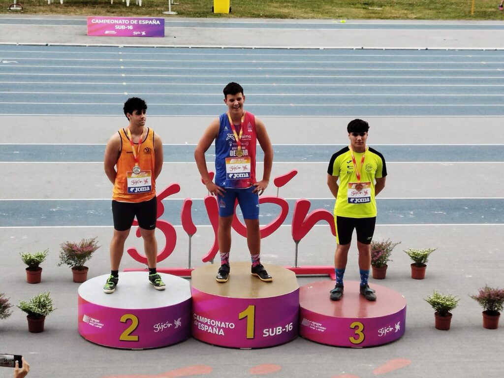 Samuel Gutiérrez, del Club Atletismo Puentecillas, en el podio del Campeonato de España sub16