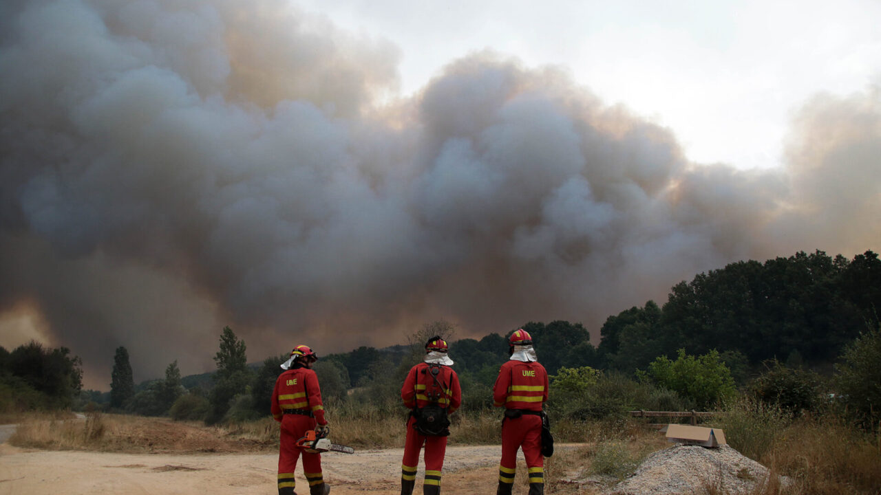 Efectivos de la UME en el incendio que afecta al municipio de Guardo. / ical