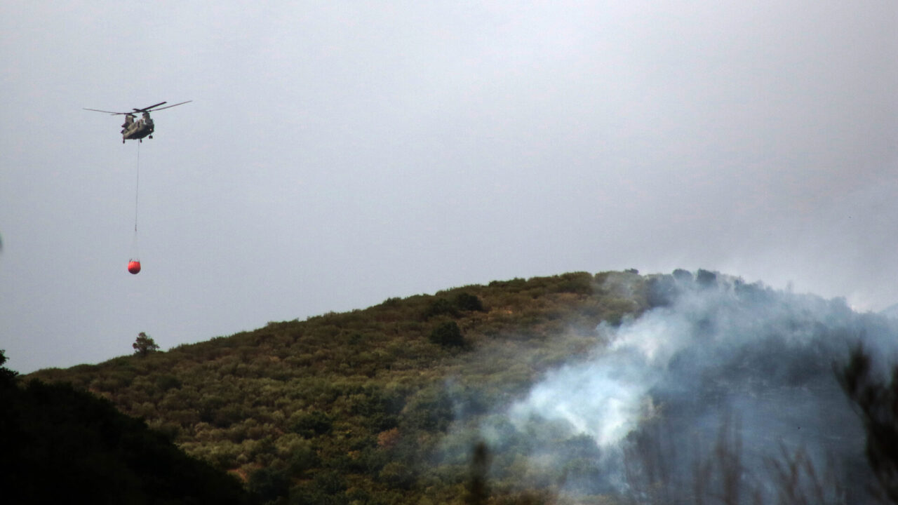 Un helicóptero Chinook colabora en las labores de extinción de los fuegos en los incendios de Boca de Huérgano y Cardaño de Arriba. / Peio García