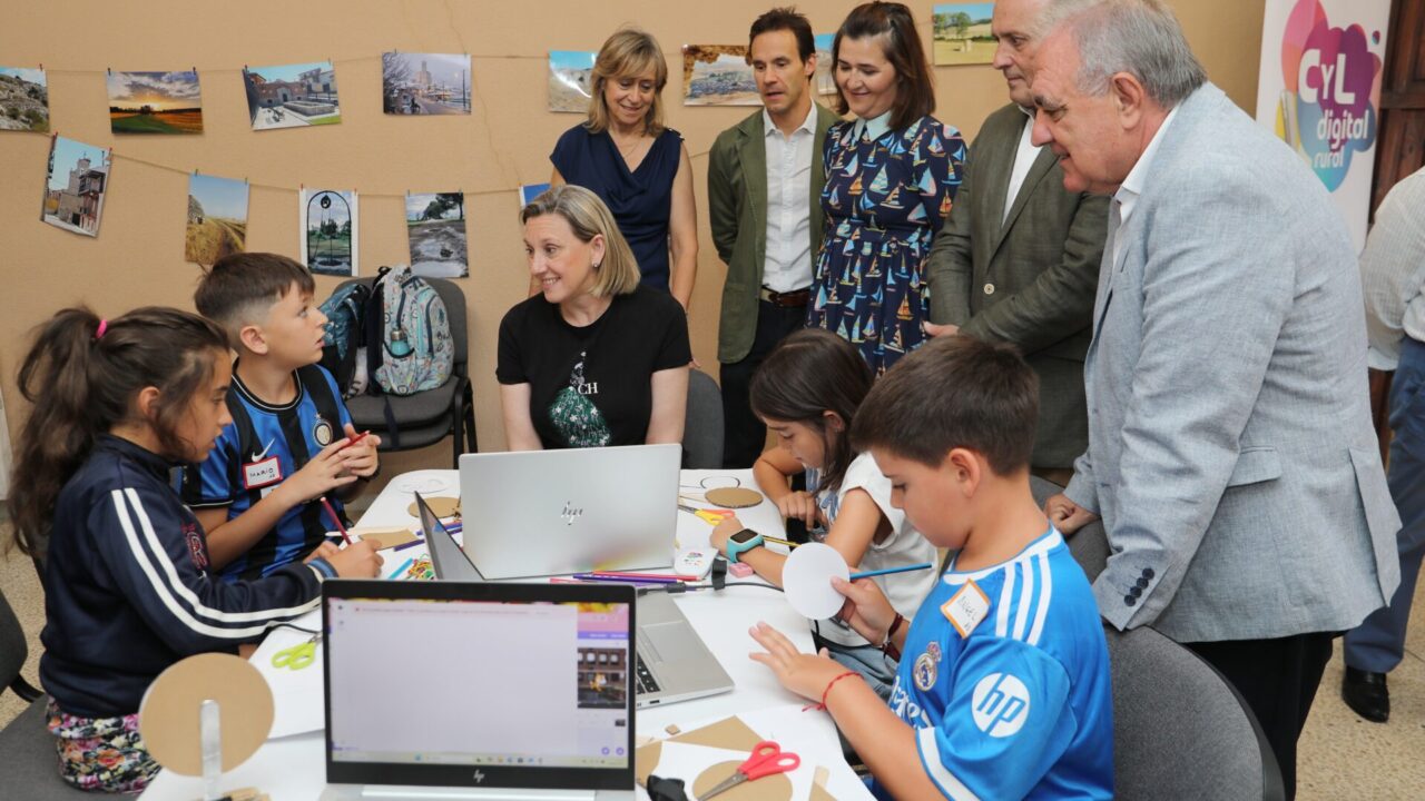 La vicepresidenta de la Junta de Castilla y León y consejera de Familia e Igualdad de Oportunidades, Isabel Blanco, visita a los participantes de las Olimpiadas CyL Digital