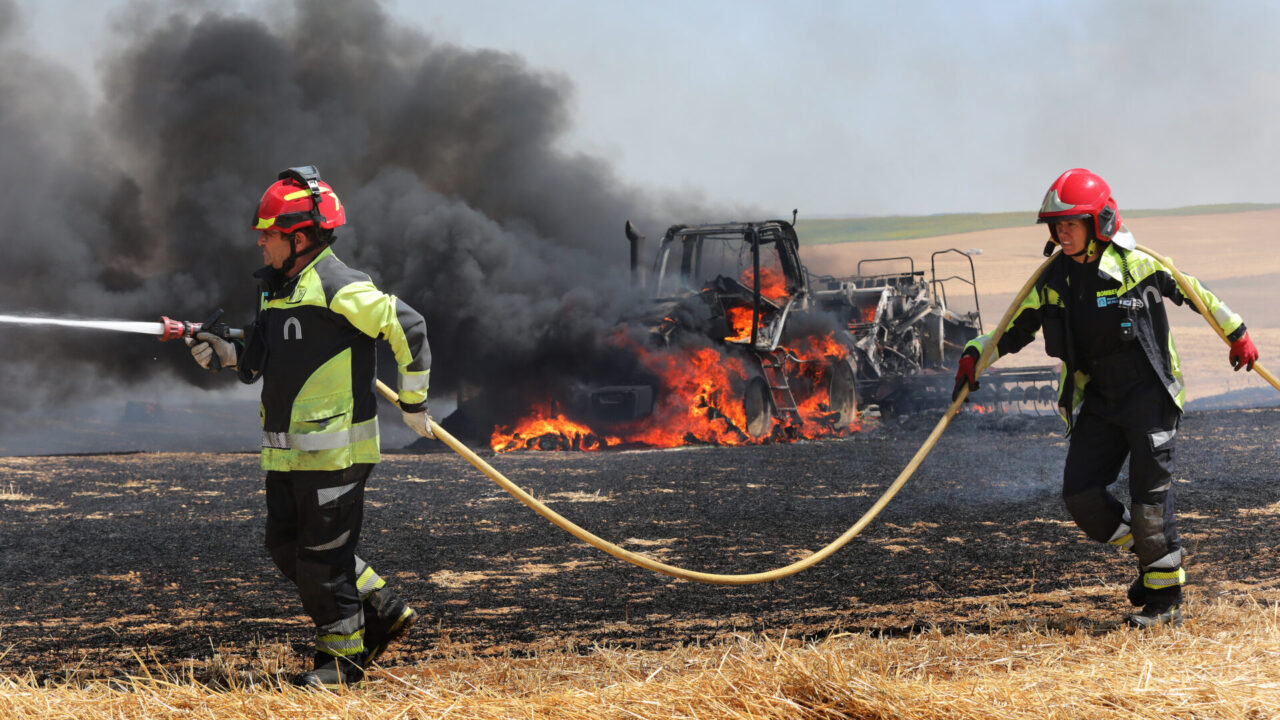 El incendio de una empacadora y un tractor provoca un fuego en varias hectáreas cosechadas en Lantadilla (Palencia), en la imagen bomberos voluntarios de Frómista(Palencia) participan en la extinción