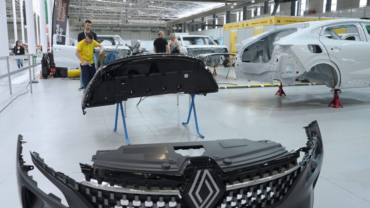 Material donado por Renault a centros de formación en automoción.