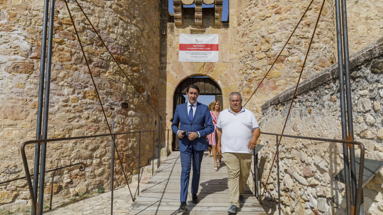 El consejero de Medio Ambiente, Vivienda y Ordenación del Territorio, Juan Carlos Suárez-Quiñones; junto al alcalde de Turégano, Juan Montes; la Diputada de Área de Promoción Provincial y Desarrollo Rural Sostenible, Magdalena Rodríguez; visitan las obras de rehabilitación del castillo de Turégano