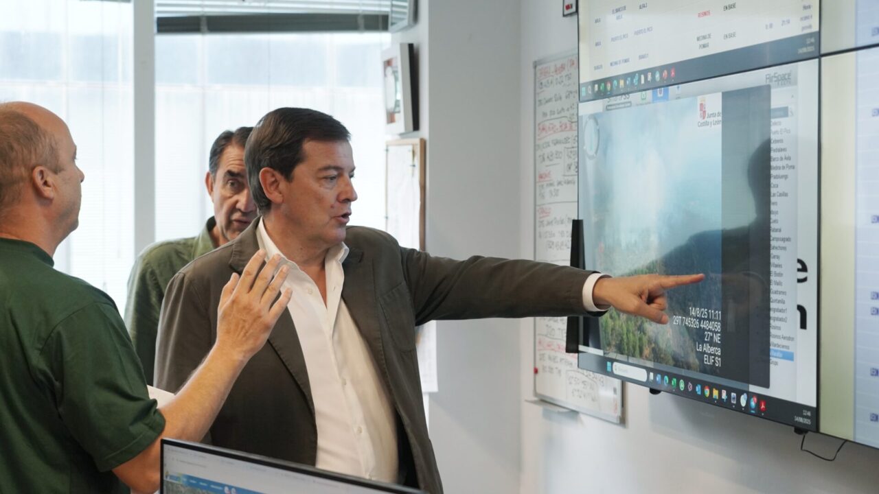 El presidente de la Junta de Castilla y León, Alfonso Fernández Mañueco, acude al Centro Autonómico de Mando, en Valladolid. /ICAL