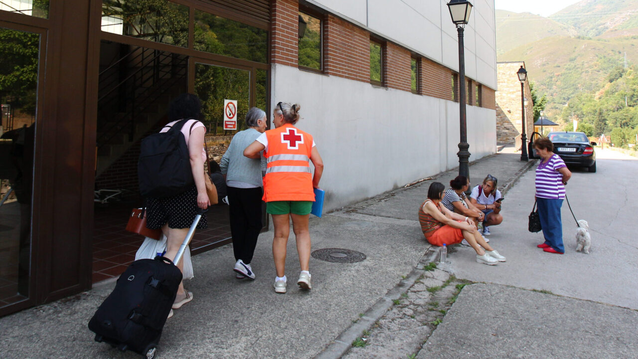Una de las evacuaciones que se están llevando a cabo en Castilla y León por los incendios. / ICAL