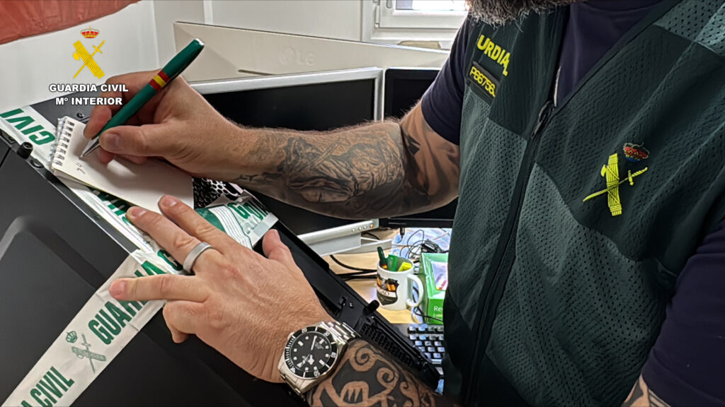 Detenido por difundir contenido sexual - GUARDIA CIVIL