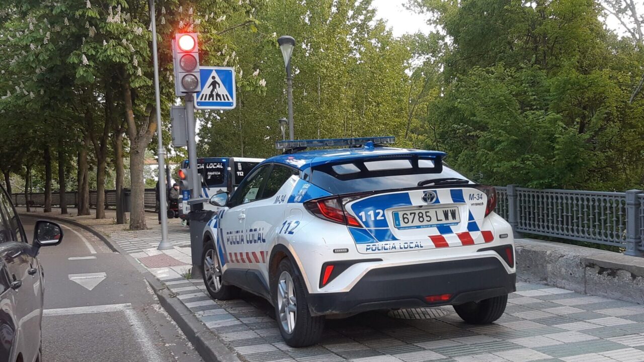 Dos vehículos de la Policía Local de Palencia. / Óscar Herrero