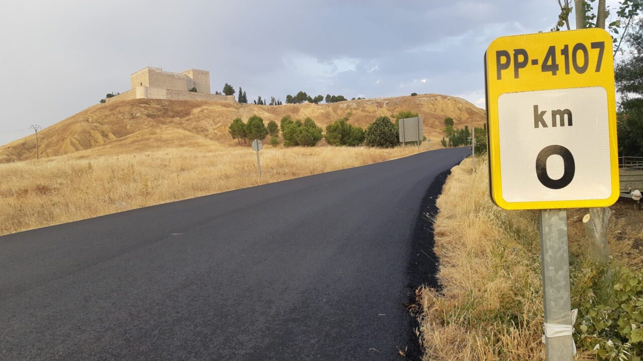 Rehabilitación de la carretera de acceso al Castillo de Monzón, fortaleza que ha recibido 1,35 millones de euros del 2% Cultural para su recuperación, por la Diputación, como Centro Cultural Polivalente. / Óscar Herrero