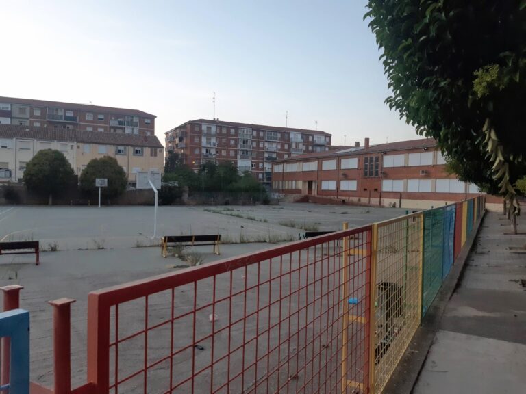 Vista general del patio del colegio Ave María de la capital, donde se ubicará la estructura para proteger a los alumnos. / Óscar Herrero