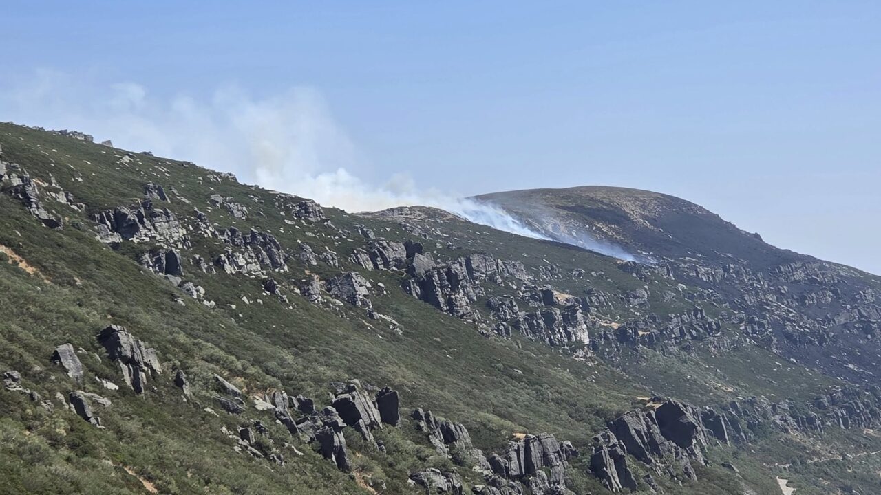 Vista del incendio de Brañosera (Golobar) esta tarde. / Ayuntamiento de Barruelo de Santullán