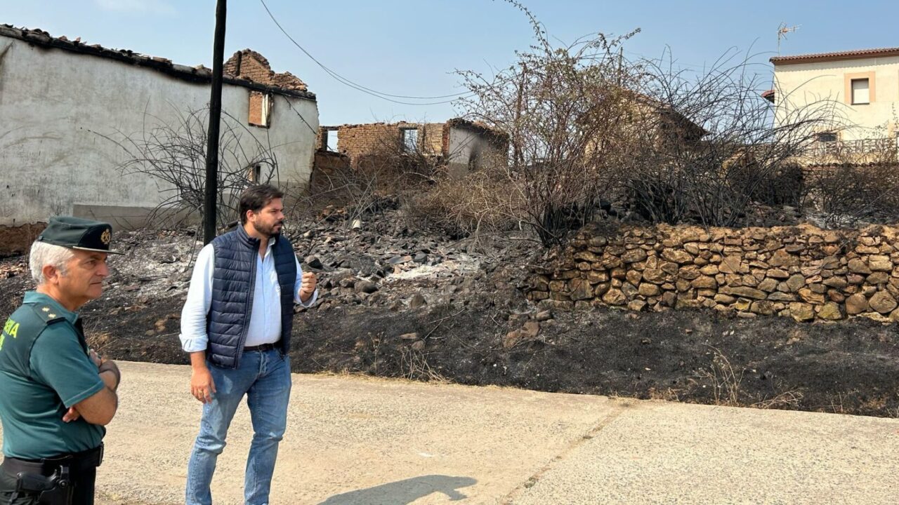 El subdelegado del Gobierno, Eduardo Santiago, durante su visita a San Pedro de Cansoles tras el incendio.