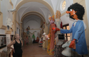 La casa de los Títeres en Paredes de Nava (Palencia), en la imagen la actriz y colaboradora de Miguel Ángel Ordoñez, Irene Antolín