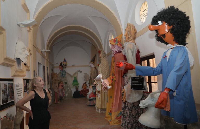 La casa de los Títeres en Paredes de Nava (Palencia), en la imagen la actriz y colaboradora de Miguel Ángel Ordoñez, Irene Antolín