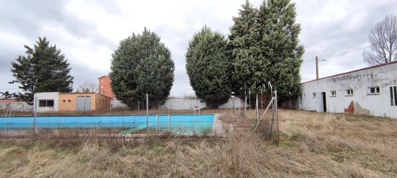 Piscina de Castrejón de la Peña, en desuso desde hace años.  / Imagen tomada del proyecto de Francisco Ruiz Díaz (DS GREEN TRANSITION) para el Ayuntamiento de Castrejón de la Peña