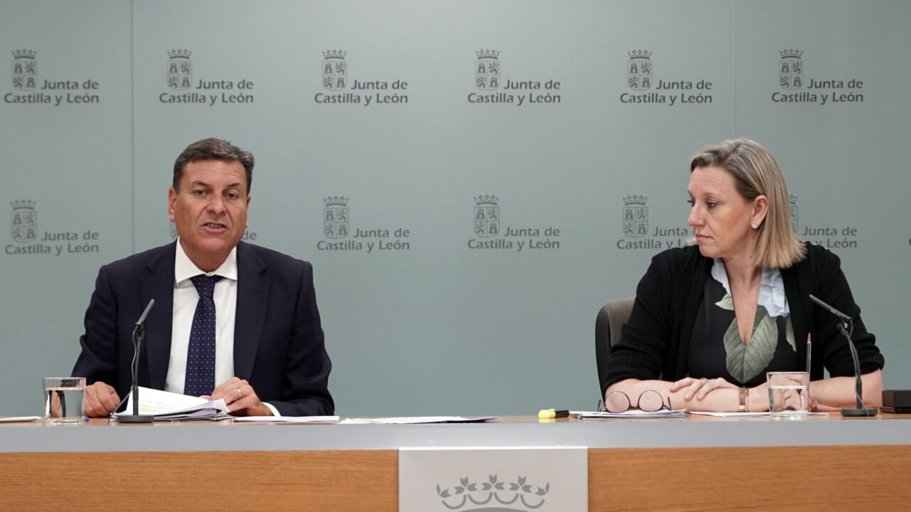 El consejero de Economía y Hacienda y portavoz, Carlos Fernández Carriedo, y la vicepresidenta y consejera de Familia e Igualdad de Oportunidades, Isabel Blanco, comparecen en rueda de prensa posterior al Consejo de Gobierno. Fotografía: Rubén Cacho