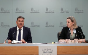 El consejero de Economía y Hacienda y portavoz, Carlos Fernández Carriedo, y la vicepresidenta y consejera de Familia e Igualdad de Oportunidades, Isabel Blanco, comparecen en rueda de prensa posterior al Consejo de Gobierno. Fotografía: Rubén Cacho