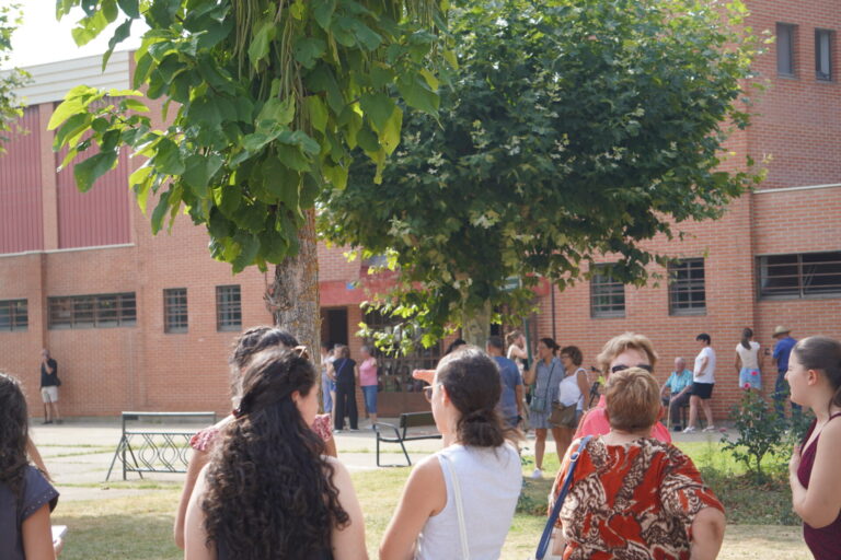 Evacuados de Mantinos, Villalba y Fresno, alojados en el pabellón de Saldaña. / Óscar Herrero
