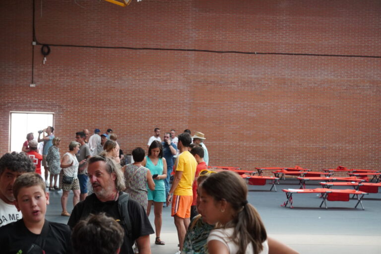 Evacuados de Mantinos, Villalba y Fresno, alojados en el pabellón de Saldaña. / Óscar Herrero