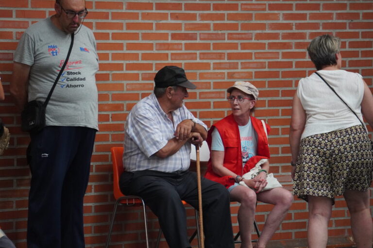 Evacuados de Mantinos, Villalba y Fresno, alojados en el pabellón de Saldaña. / Óscar Herrero