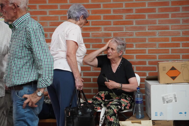 Evacuados de Mantinos, Villalba y Fresno, alojados en el pabellón de Saldaña. / Óscar Herrero