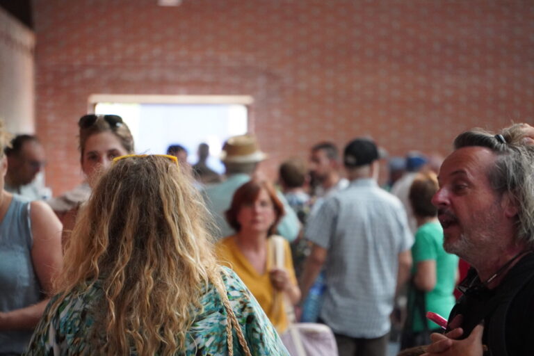Evacuados de Mantinos, Villalba y Fresno, alojados en el pabellón de Saldaña. / Óscar Herrero