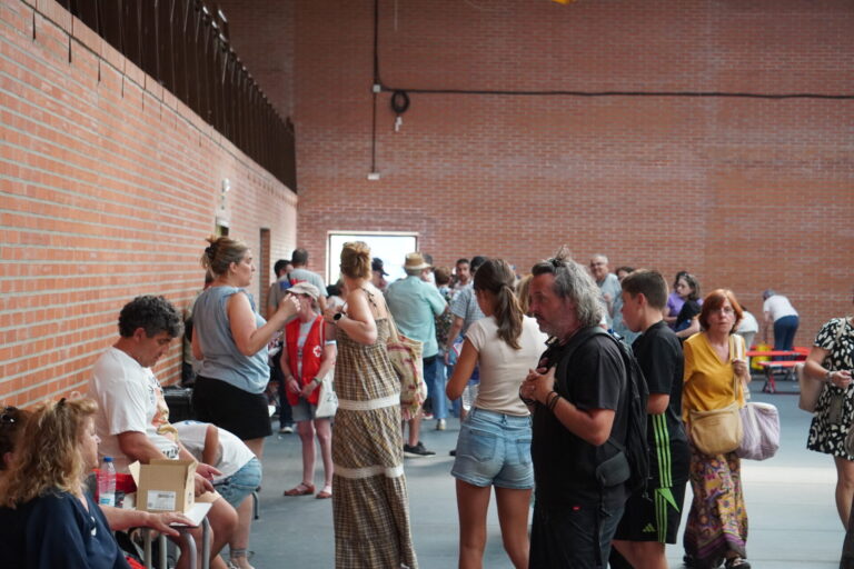 Evacuados de Mantinos, Villalba y Fresno, alojados en el pabellón de Saldaña. / Óscar Herrero