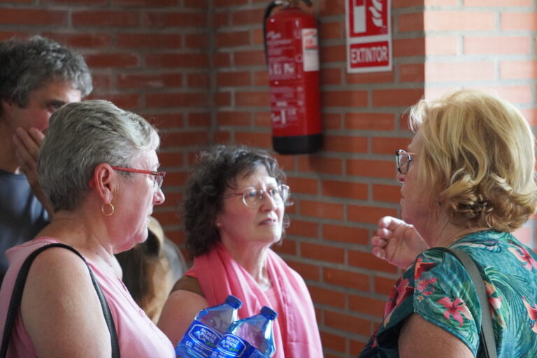 Evacuados de Mantinos, Villalba y Fresno, alojados en el pabellón de Saldaña. / Óscar Herrero