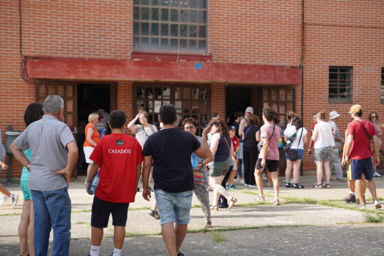 Evacuados de Mantinos, Villalba y Fresno, alojados en el pabellón de Saldaña. / Óscar Herrero