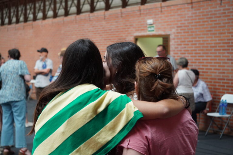 Evacuados de Mantinos, Villalba y Fresno, alojados en el pabellón de Saldaña. / Óscar Herrero