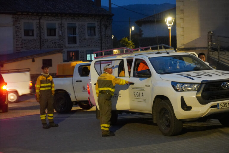 Dispositivo en San Salvador de Cantamuda listo para reforzar el frente de la Abadía de Lebanza. Aida Acitores