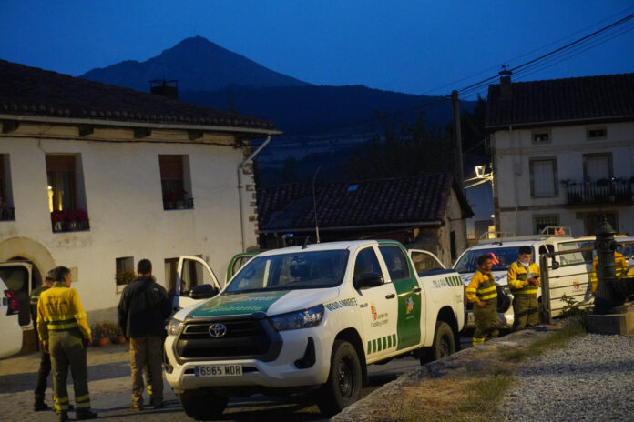 Dispositivo en San Salvador de Cantamuda listo para reforzar el frente de la Abadía de Lebanza2 Dispositivo en San Salvador de Cantamuda listo para reforzar el frente de la Abadía de Lebanza. Aida Acitores