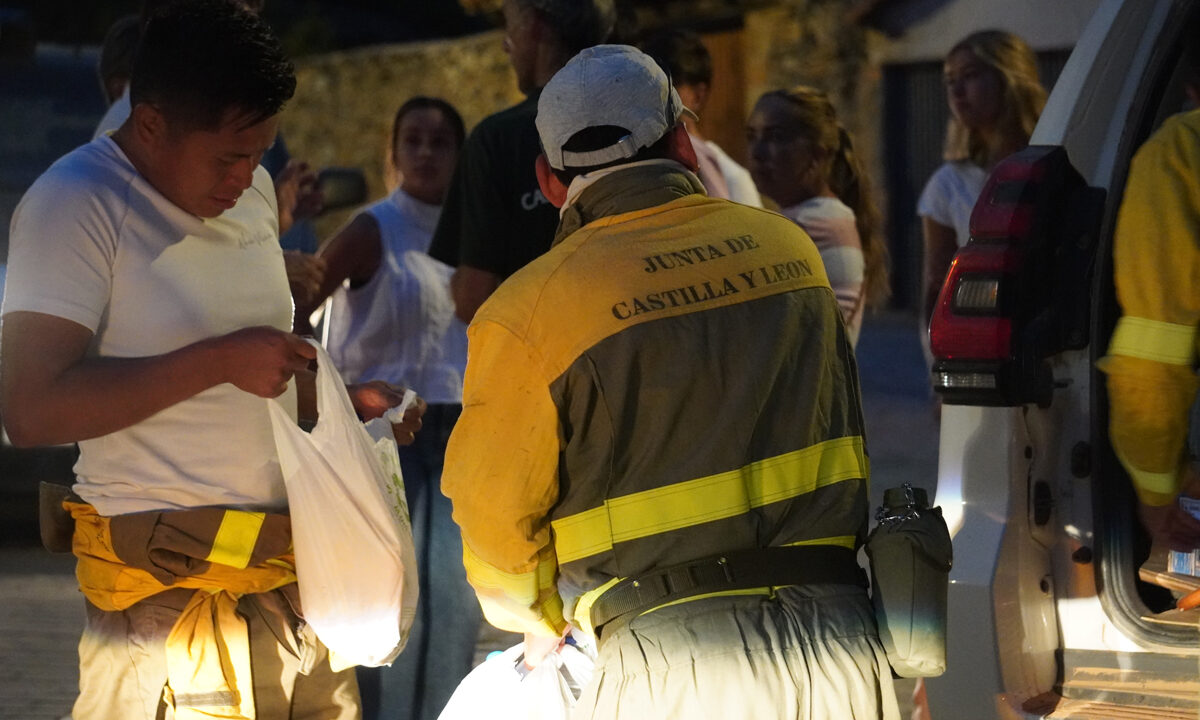 Dispositivo en San Salvador de Cantamuda listo para reforzar el frente de la Abadía de Lebanza. Aida Acitores