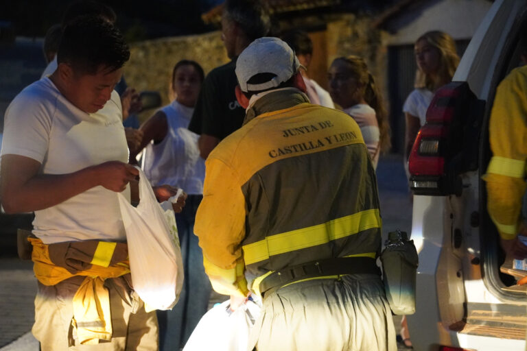 Dispositivo en San Salvador de Cantamuda listo para reforzar el frente de la Abadía de Lebanza. Aida Acitores