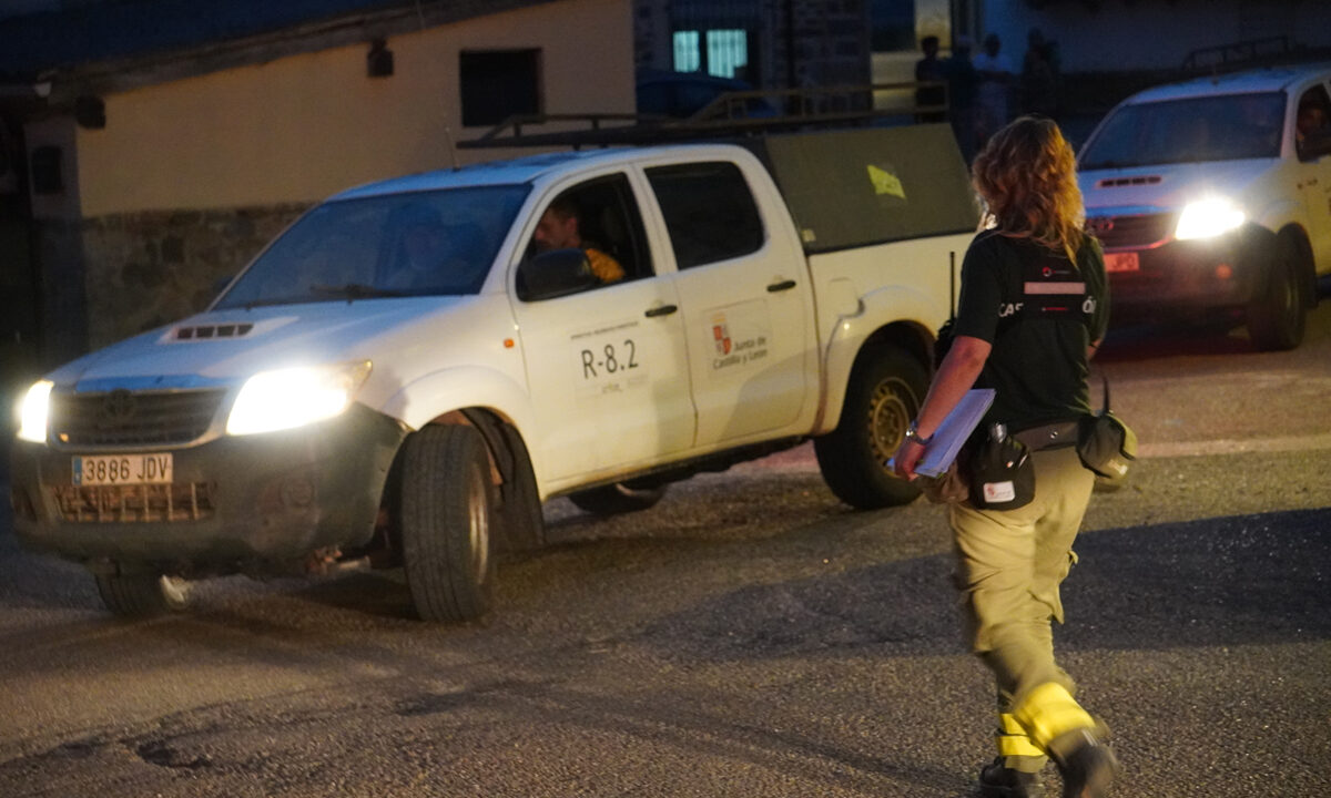 Una cuadrilla desplazada desde Burgos en el incendio iniciado en Resoba el día 10 de agosto. / Aida Acitores