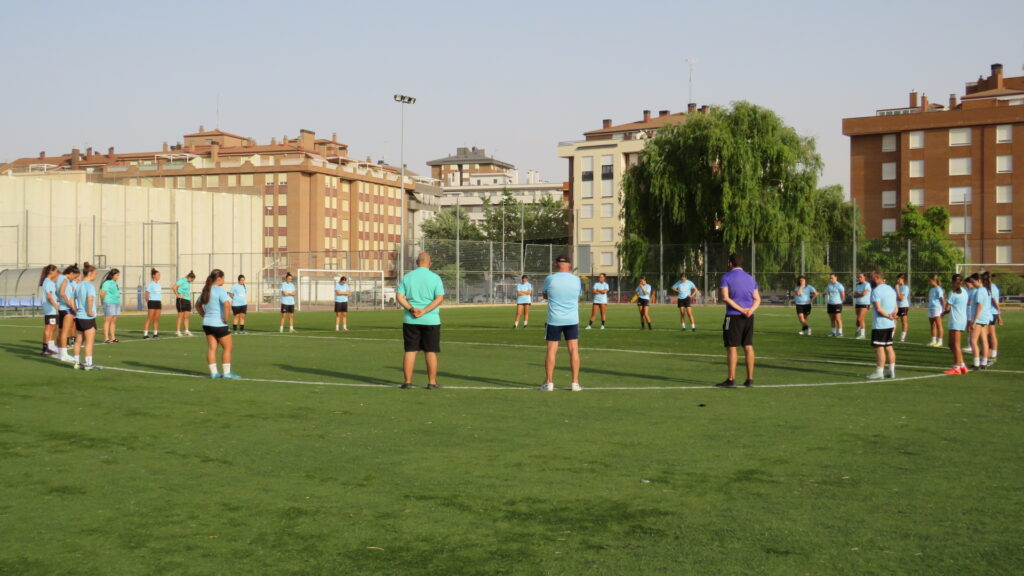 El Palencia Fútbol Femenino en su primer entrenamiento de pretemporada 2025-26. Fotografía: Palencia en la Red