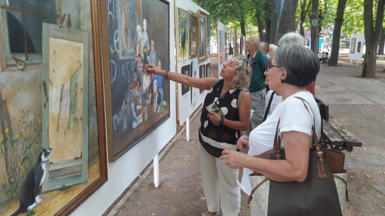 Un grupo de mujeres observan y comentan una obra expuesta en la Huerta de Guadián en Expo Aire 2025. / Óscar Herrero
