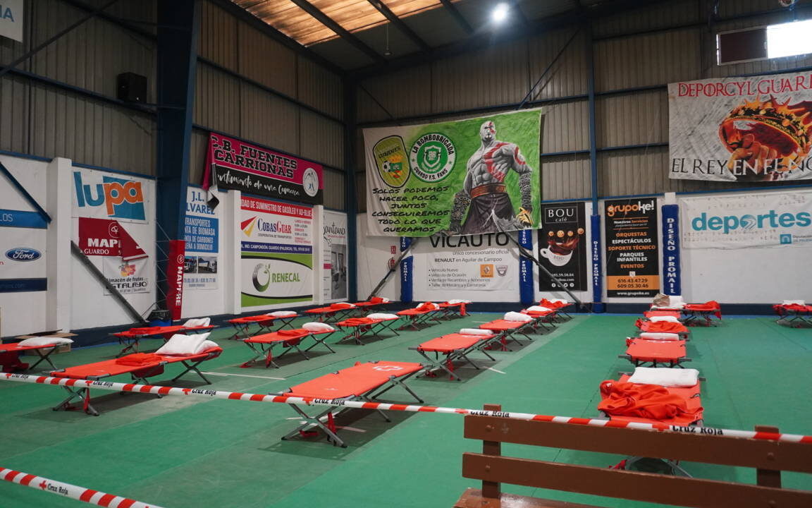 Operativo de atención a los vecinos de San Pedro de Cansoles en el pabellón de Guardo, el pasado domingo. A. Acitores