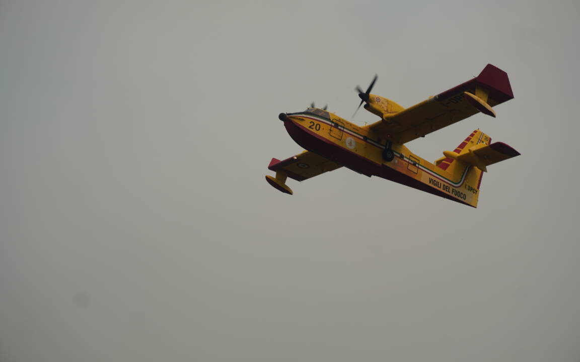 Un hidroavión italiano, el pasado año en los incendios de la Montaña Palentina, recogiendo agua del embalse de Compuerto.
