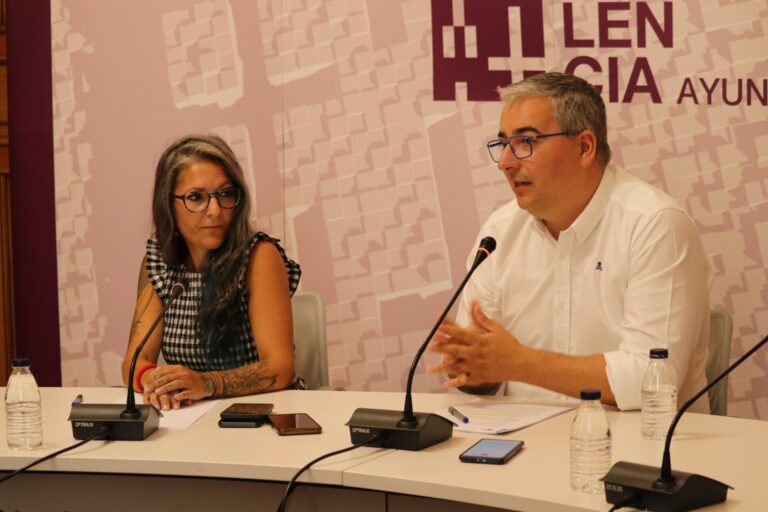 El Ayuntamiento de Palencia firma un convenio con la Asociación Chiguitos Felinos para gestionar la protectora de animales. Ayuntamiento de Palencia