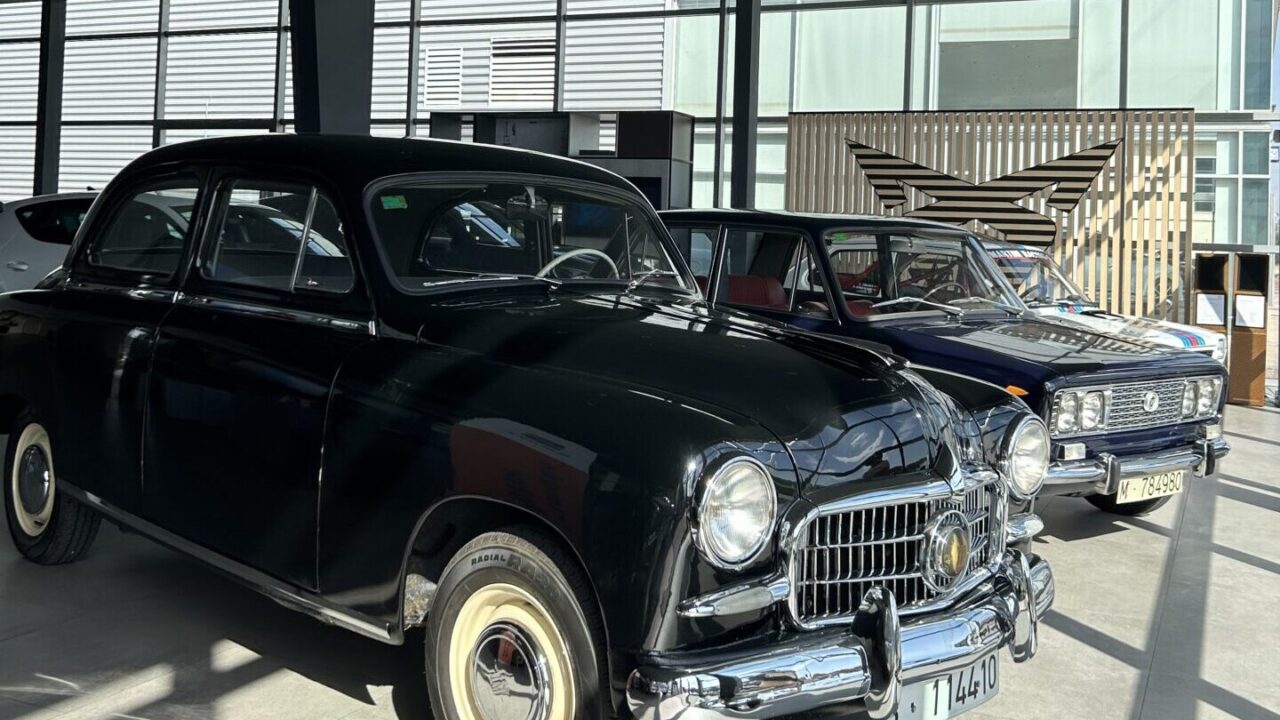 Un SEAT 1400 y un 1430 junto al logo de Cupra en el concesionario Arlanzón Motor de Palencia.