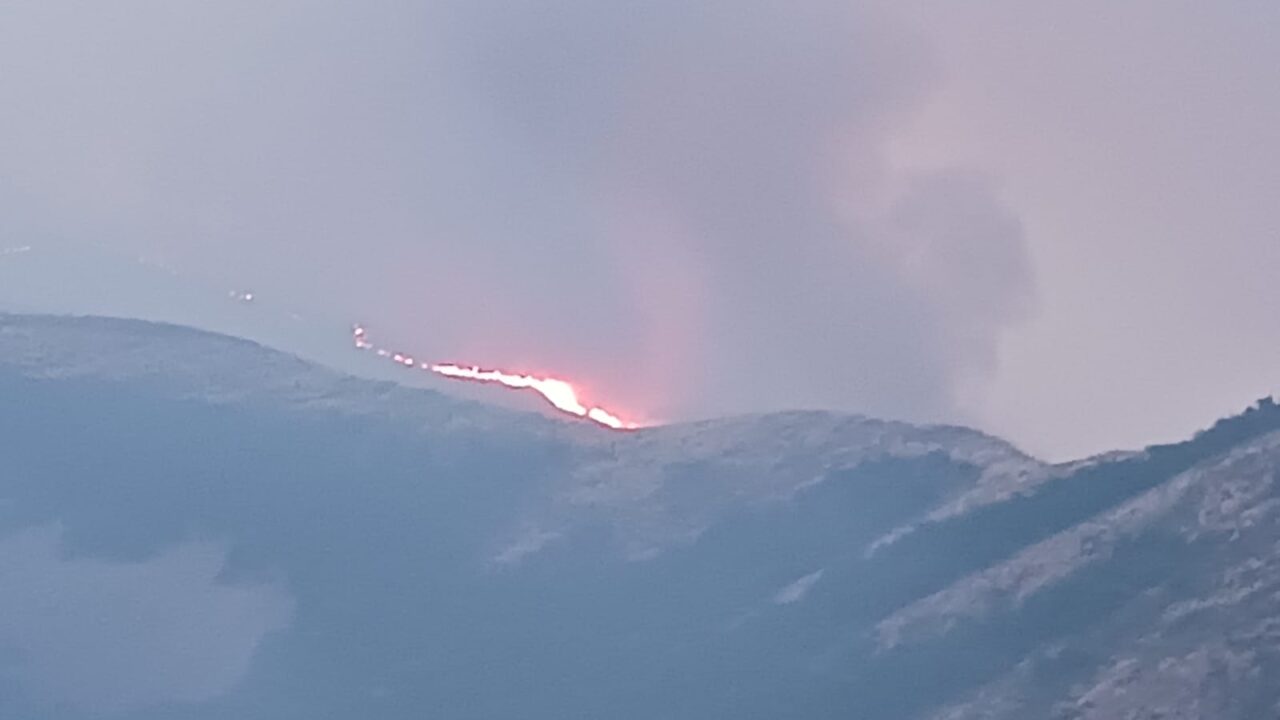 Imagen del incendio en el entorno de Resoba esta mañana. Fuente: Ayto. Cervera de Pisuerga