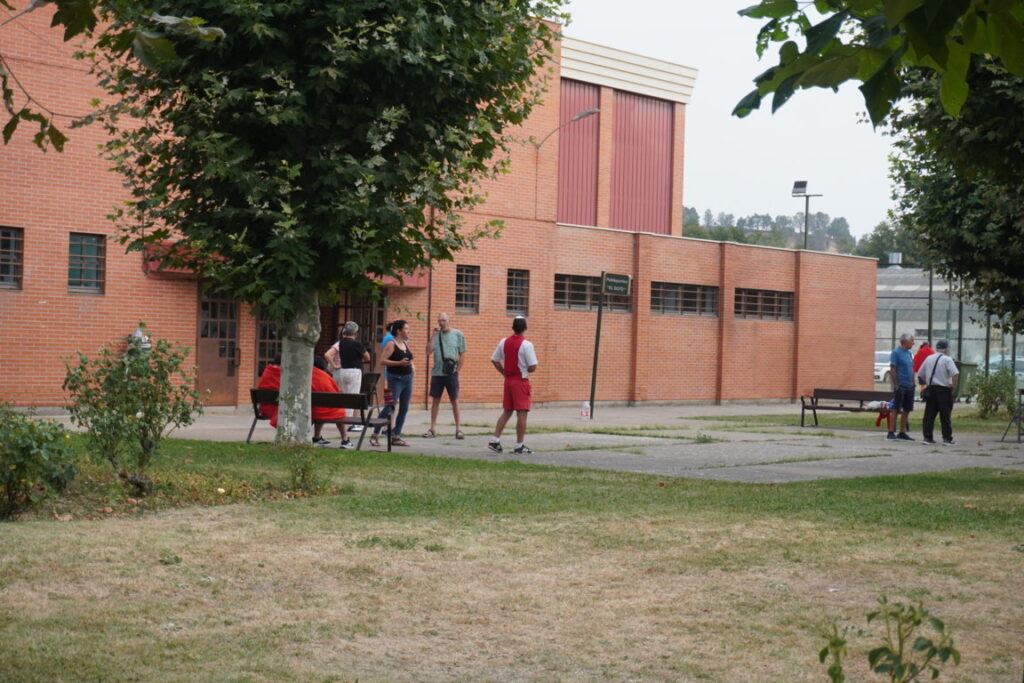 Evacuados de Fresno, Mantinos y Villalba de Guardo en el pabellón de Saldaña en la mañana del lunes 18 de agosto. Fotografía: David Aricha