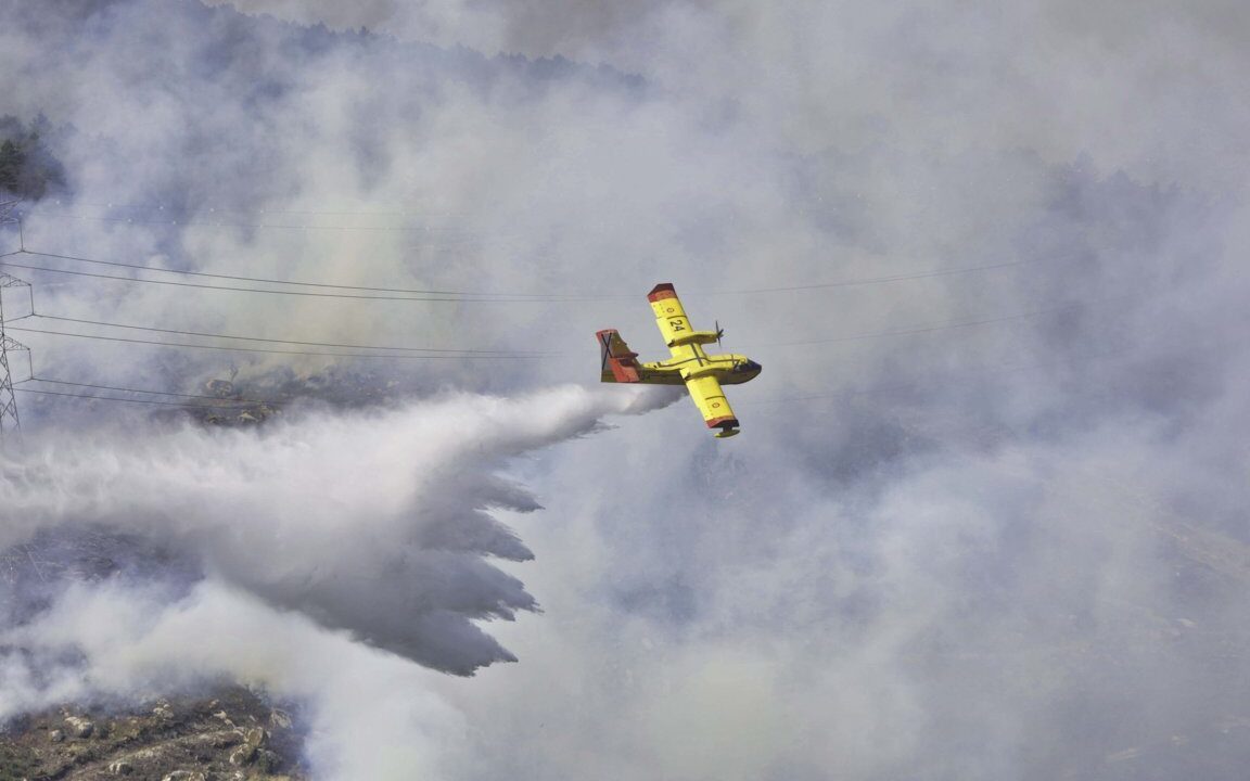 Incendio en la frontera de Galicia y Castilla y León en la localidad zamorana de Castromil