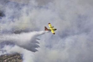 Incendio en la frontera de Galicia y Castilla y León en la localidad zamorana de Castromil